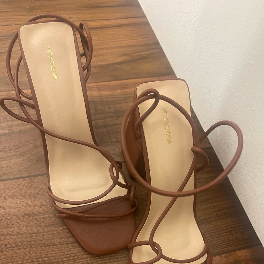 Pretty Little Thing size 9